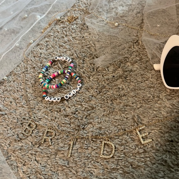 Elegant White Bridal Accessories Set - Picture 2 of 4